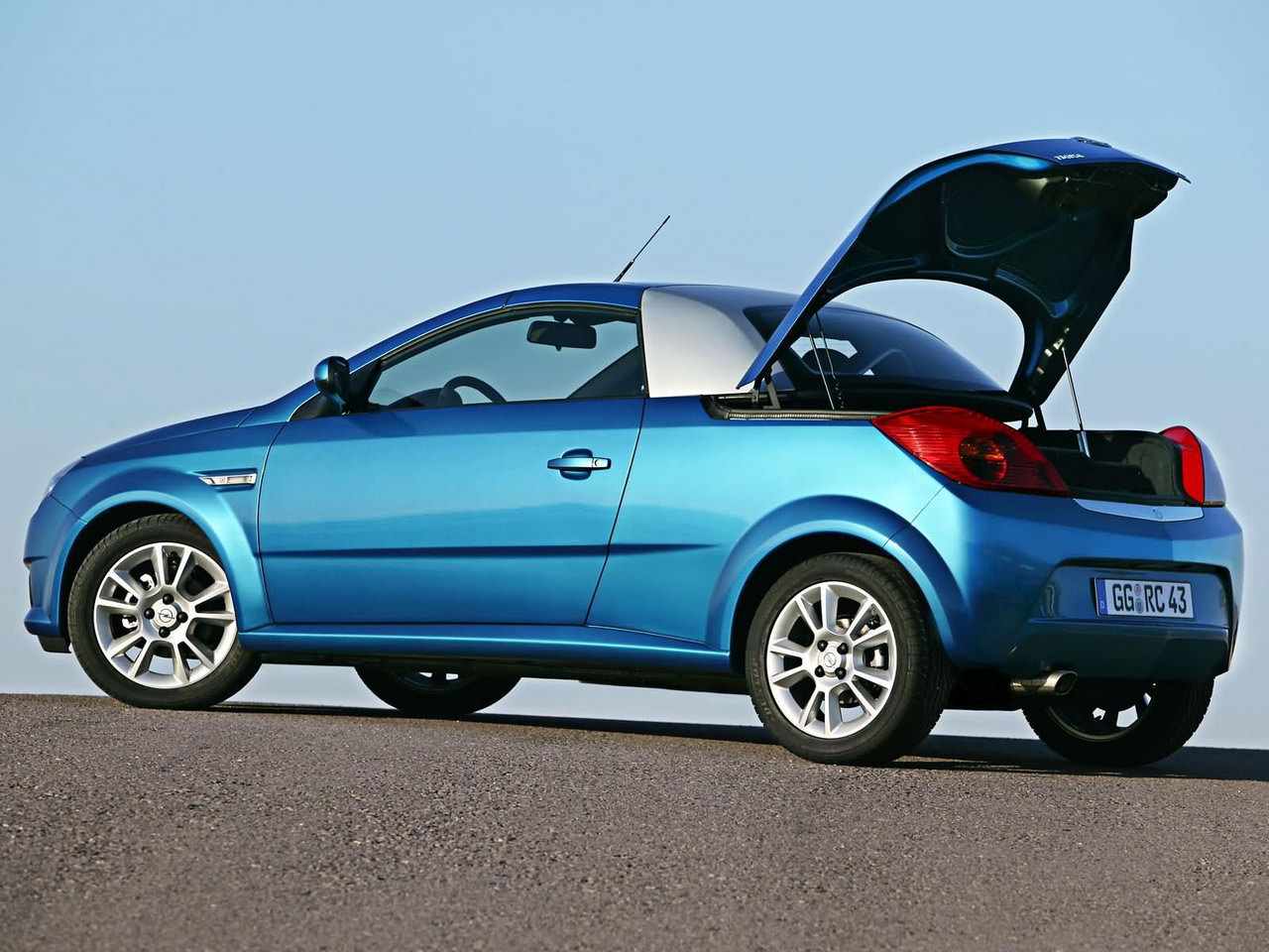Opel Tigra Twin Top 1.8 2005 004.jpg